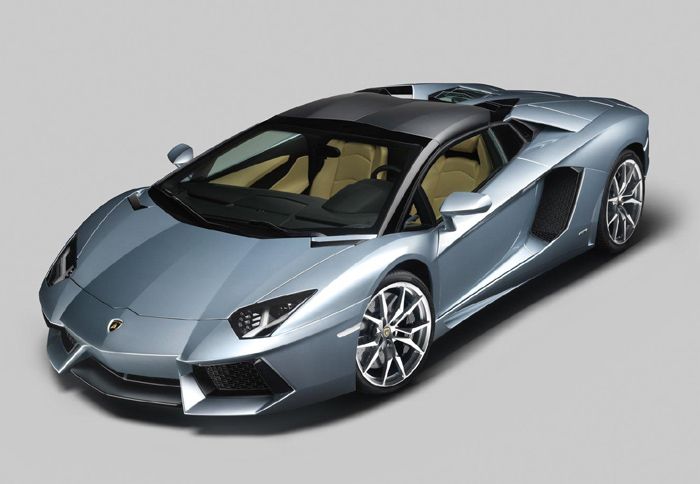 Στην περίπτωση της Aventador επελέγη μια hard top οροφή, που μπορεί να αφαιρεθεί με το χέρι, σε λίγα δευτερόλεπτα.